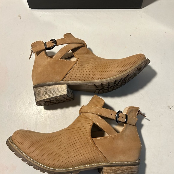 Beacon tan ankle boots with zip up heel & 1” block heel size 9M NWT - Picture 4 of 7